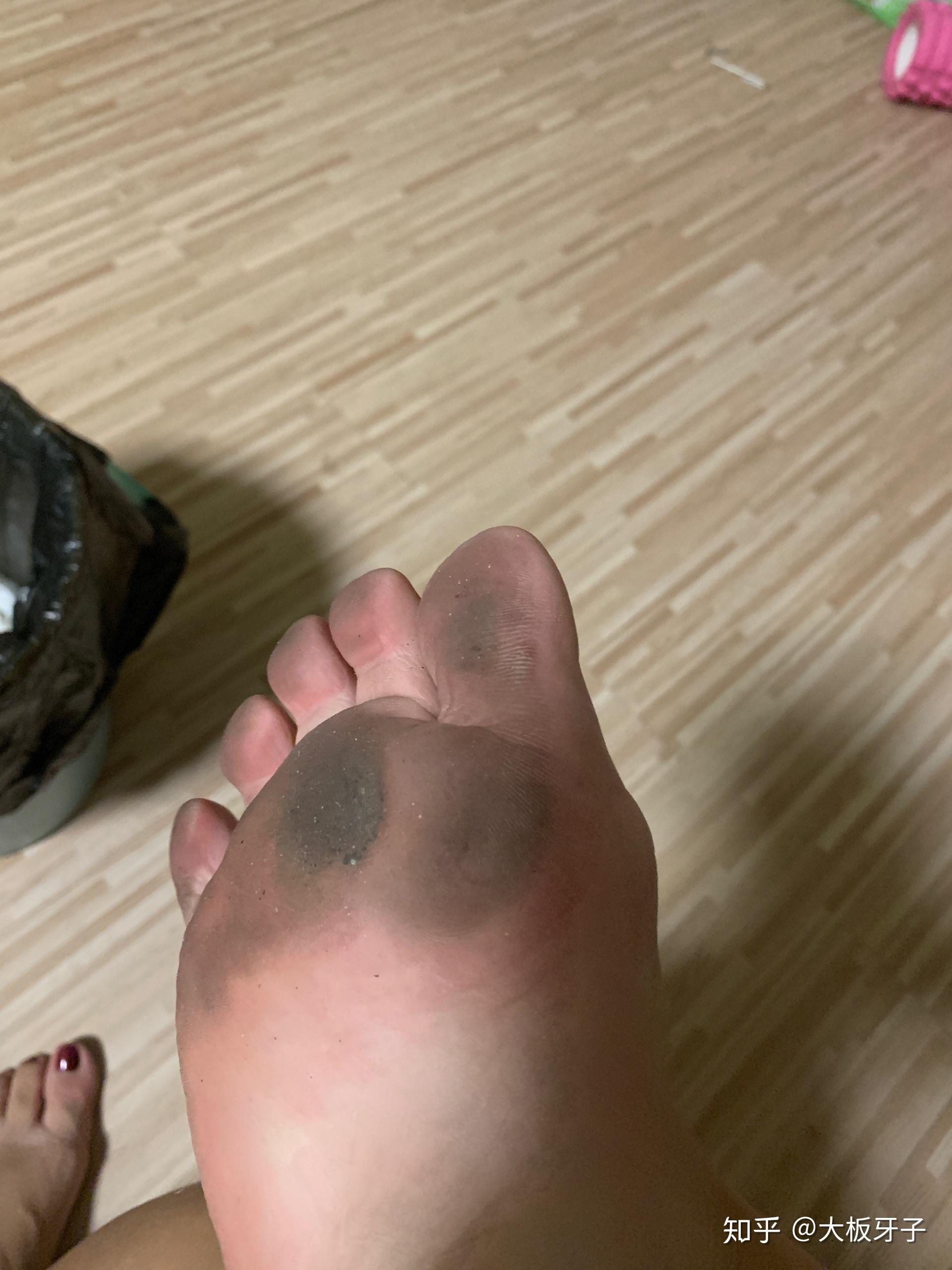 走着走着一只高跟鞋的鞋跟断了,在掰不掉另一个鞋跟的情况下,怎么可以