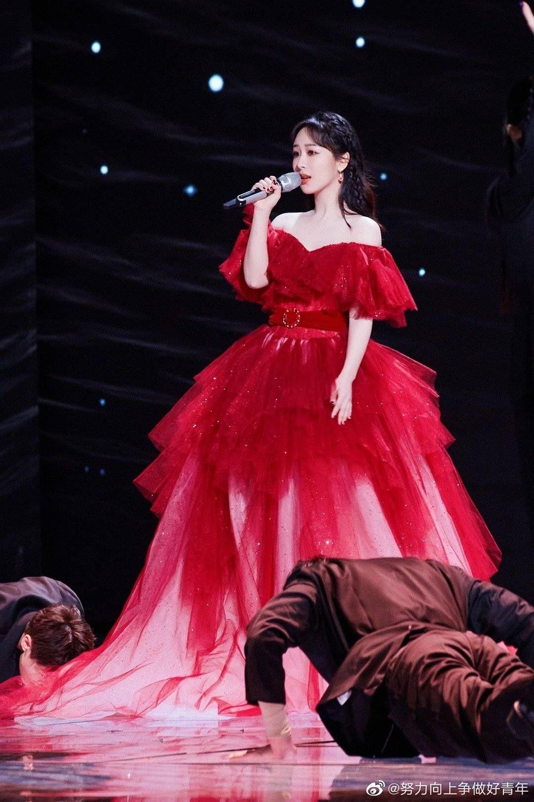 如何评价杨紫在湖南卫视跨年晚会演唱的温蒂公主的侍卫