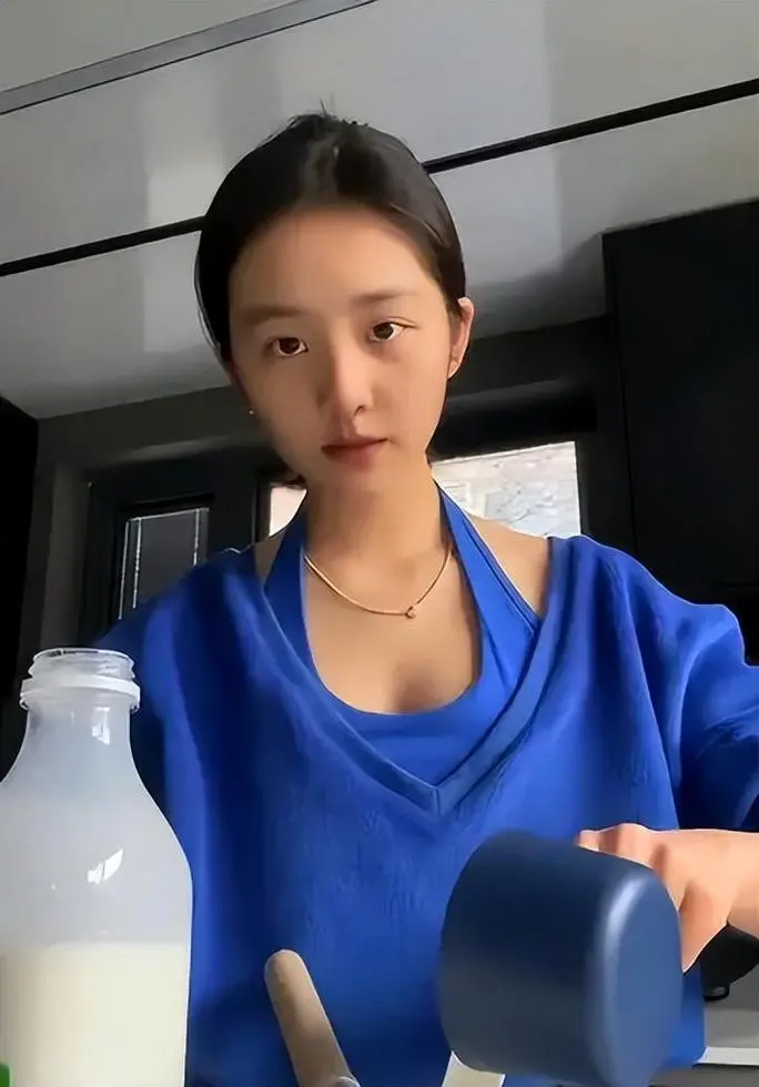 黄磊女儿黄多多晒自拍图片