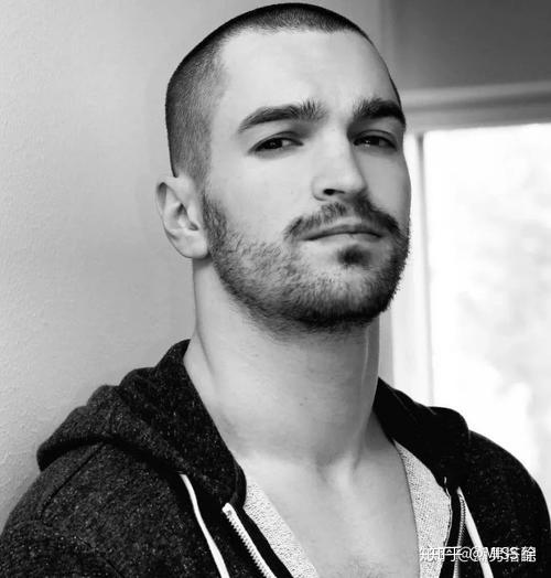 男生发际线后移m型什么发型比较合适