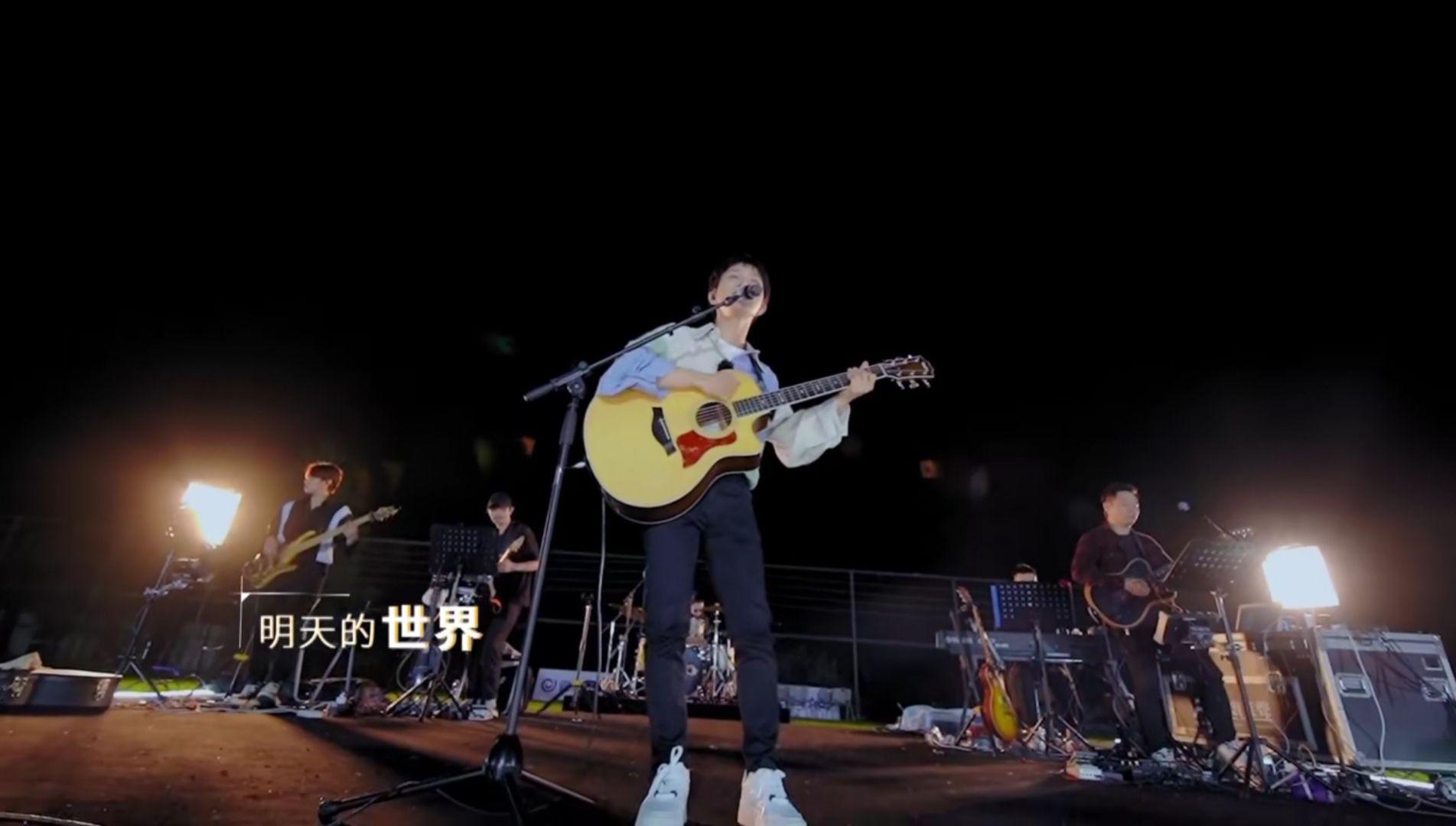 怎样评价周深在新手驾到汽车音乐会中演唱的真夏的樱花