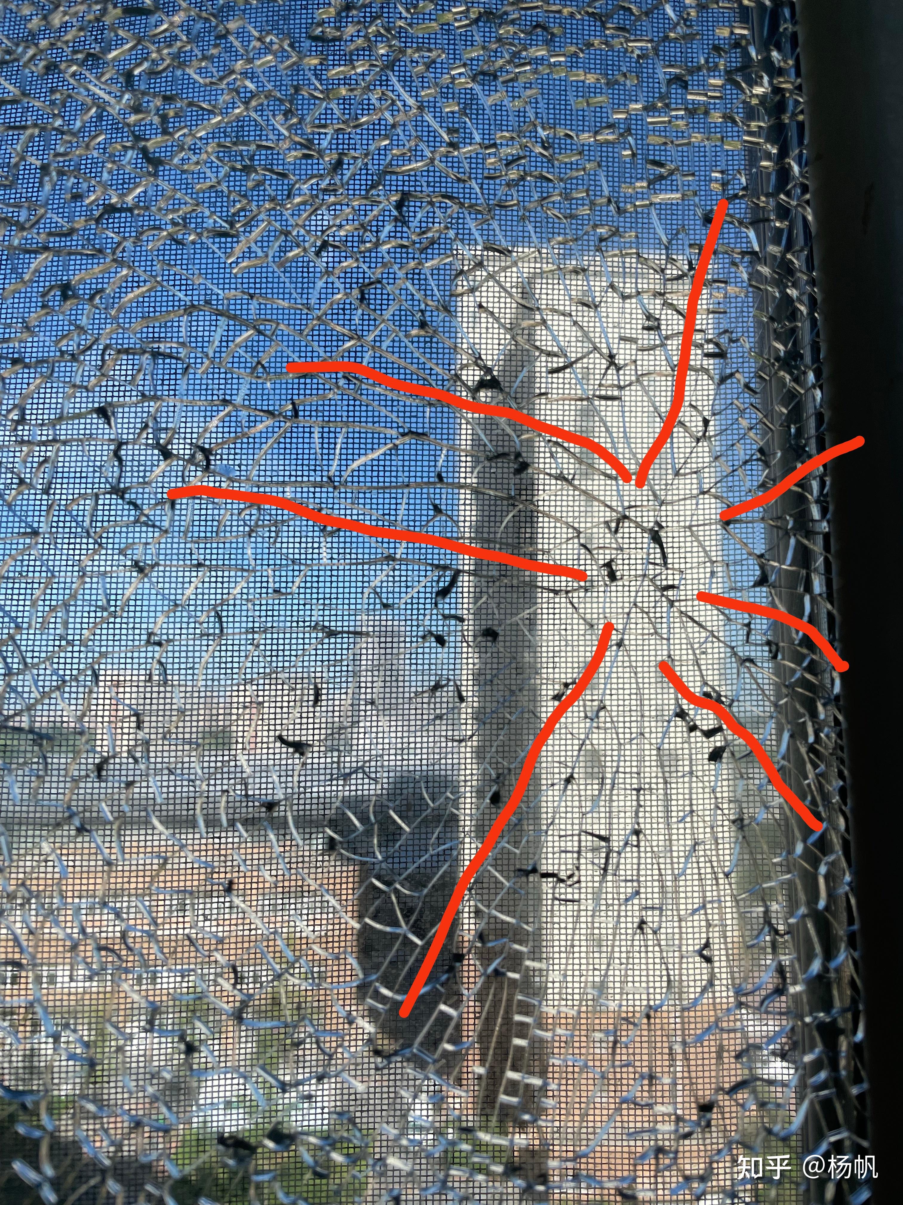 大家能帮我看一下这玻璃是自爆还是人为呢谢谢