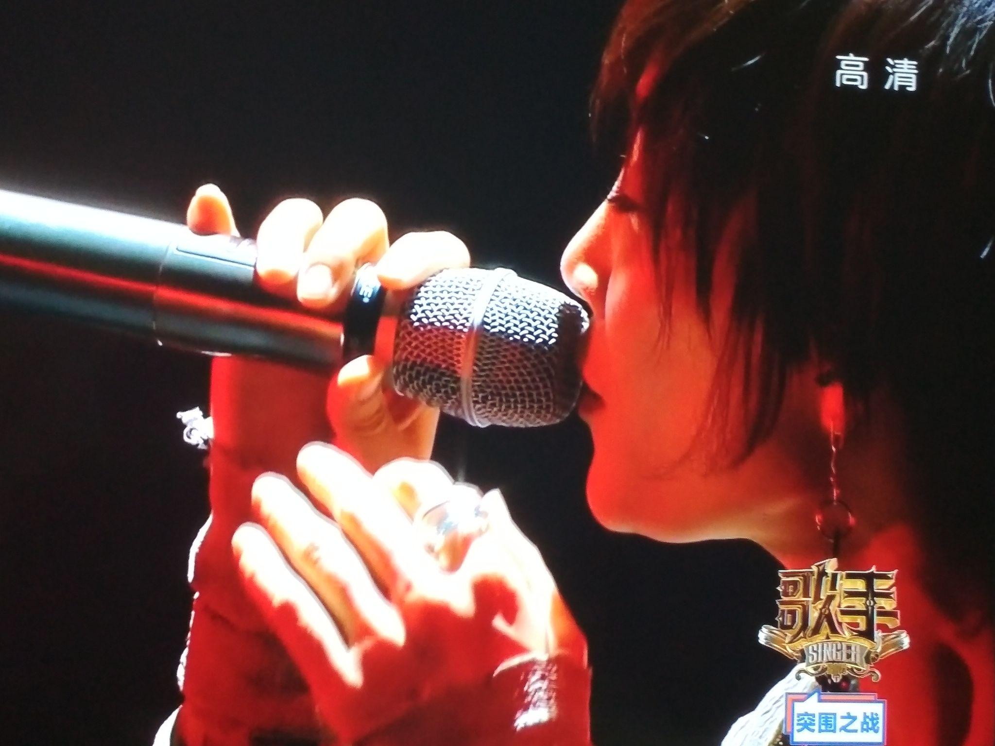 如何评价歌手2本期突围赛苏诗丁的红眼睛