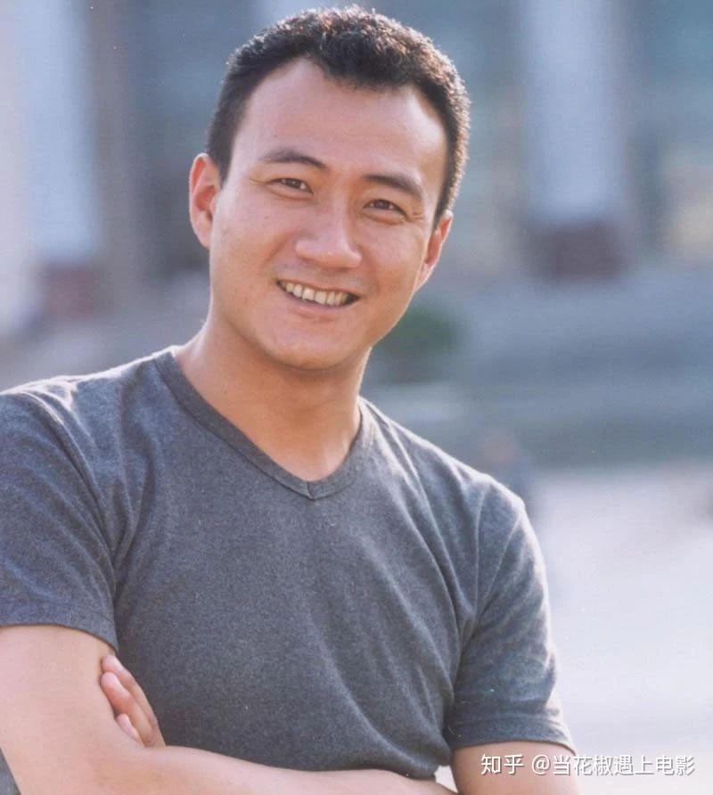 52岁硬汉胡军:家庭显赫,父母都是艺术家,今婚姻美满儿女双全 - 知乎