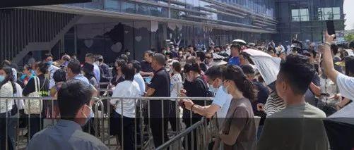 疯抢!买到躺赚2000万?亿万富翁烈日下排队,网红楼盘被挤爆,律师提醒风险 - 知乎