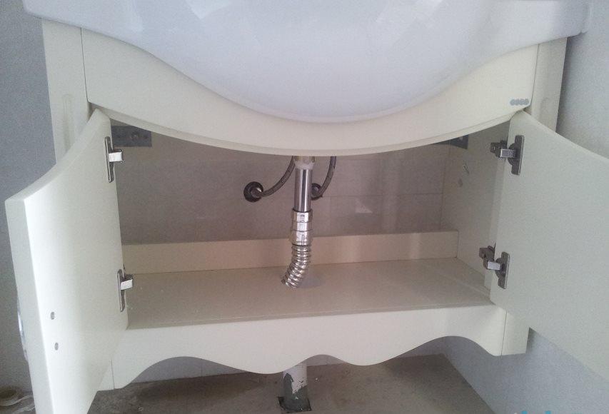 洗手盆下水用墙排好还是地排好