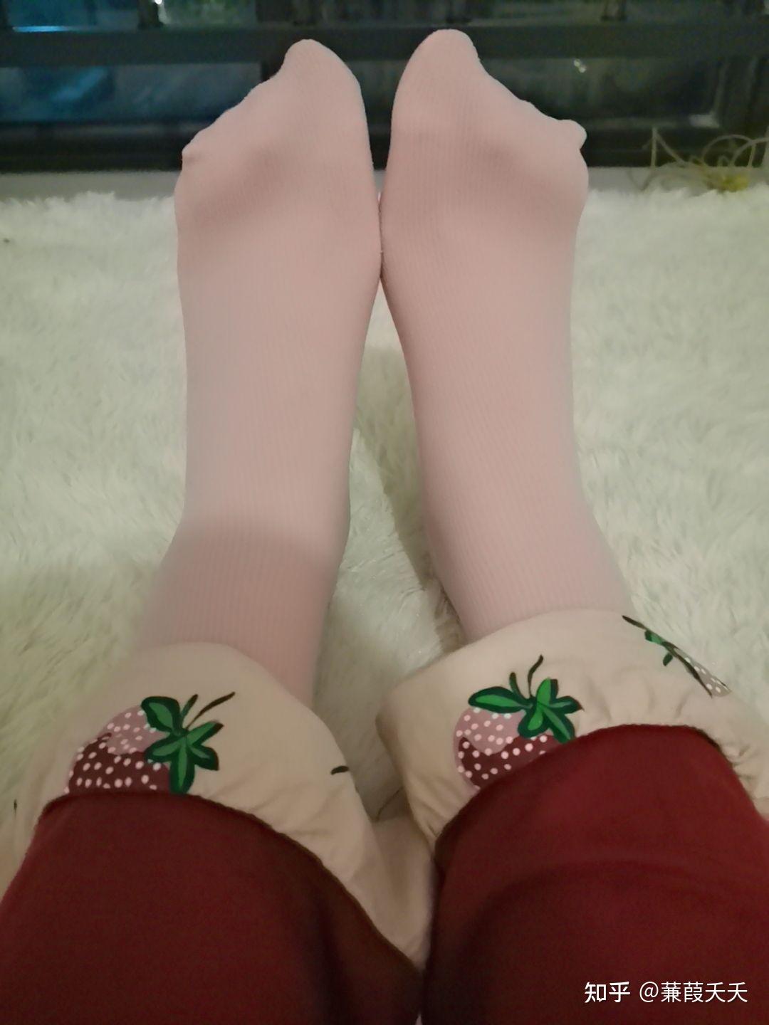 女生穿棉袜的脚有多好看?