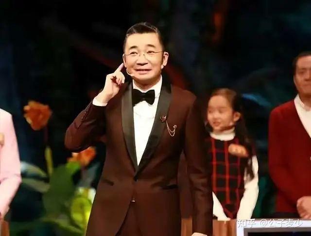 央视主持人高博被偶遇!43岁头发花白无人识,与高圆圆合影似父女 - 知乎