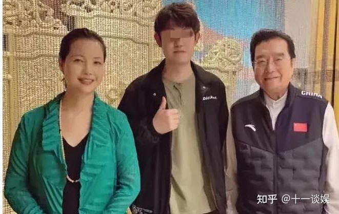 李天一出狱后近照曝光,与父母外出聚餐心情好,留长发引发争议 - 知乎