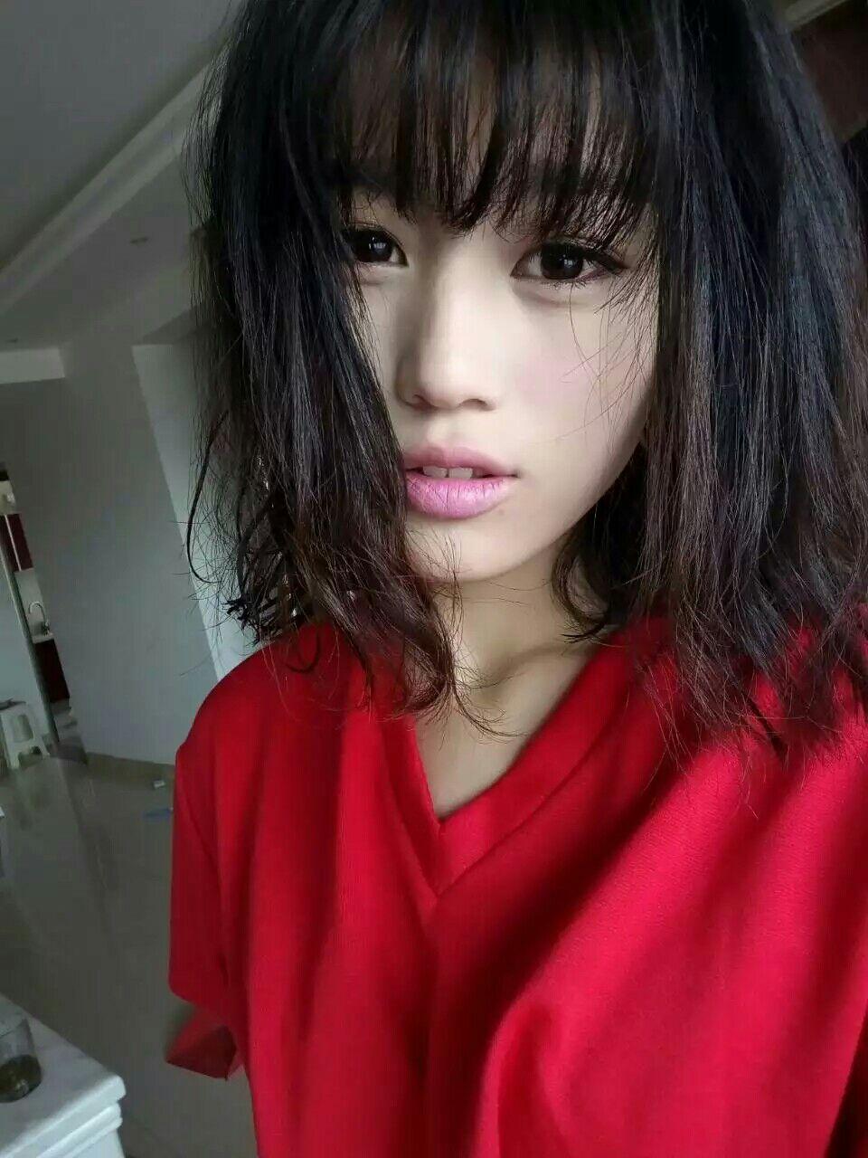 方脸 皮肤黄 五官平 20岁的女生适合什么妆容?