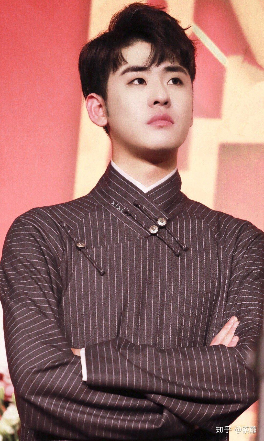 有没有张云雷看着会让人有中不怒自威的感觉的照片? - 知乎