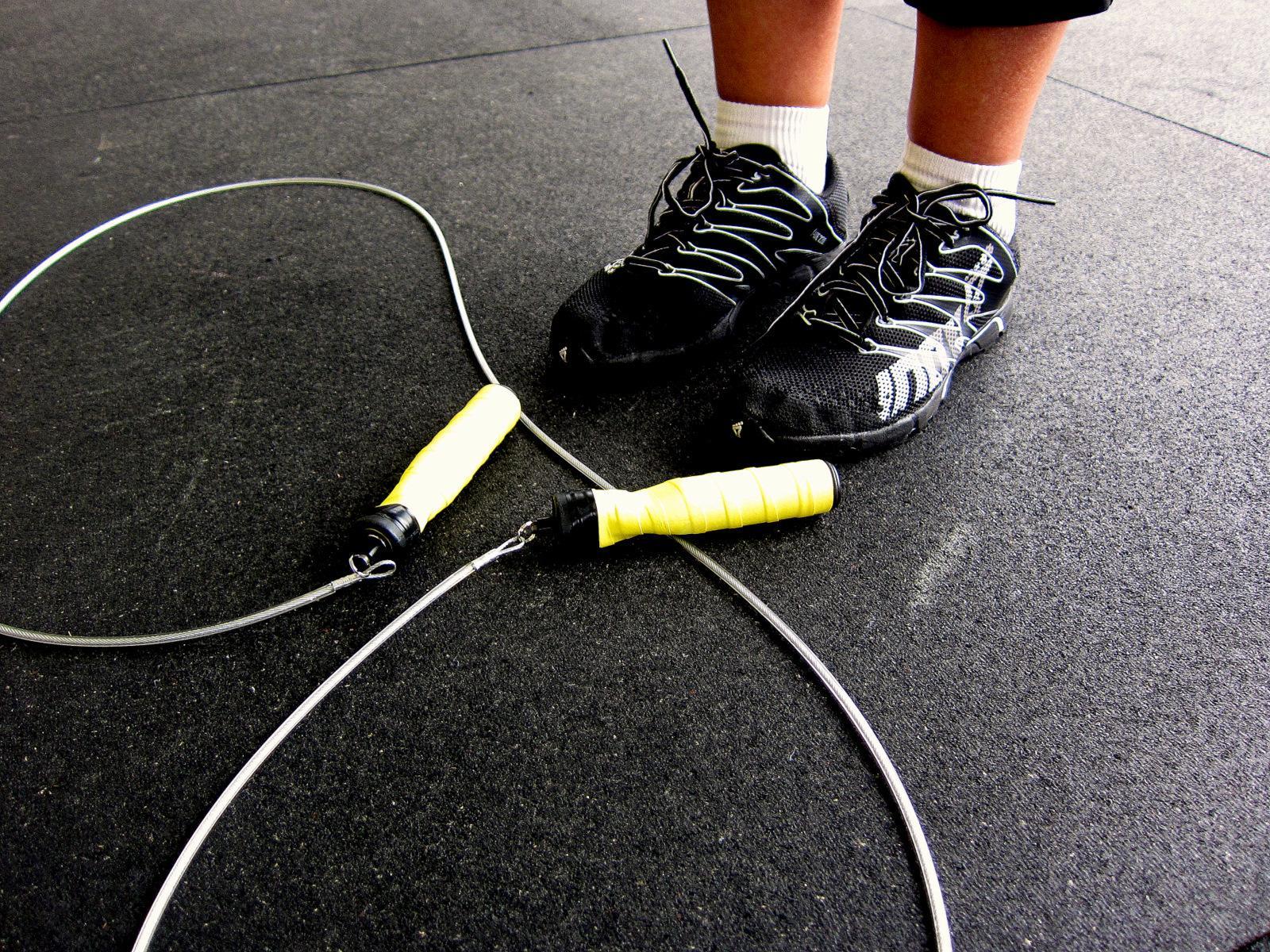 跳绳属于有氧与无氧结合的训练 能够大大减少肌肉的流失 而且跳绳结束