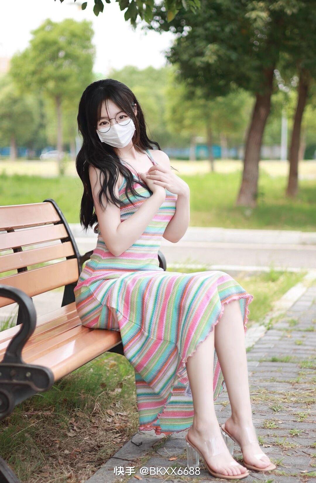 夏天女孩子应该怎么穿搭既好看又凉快呢?不要太暴露的那种哦,求推荐?