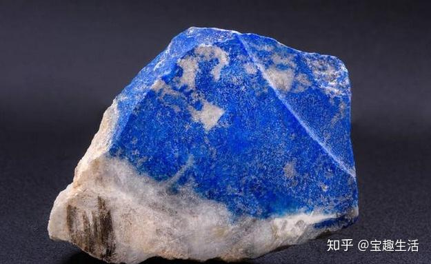 请问青金石表面出现了白色的盐状结晶体是怎麼回事