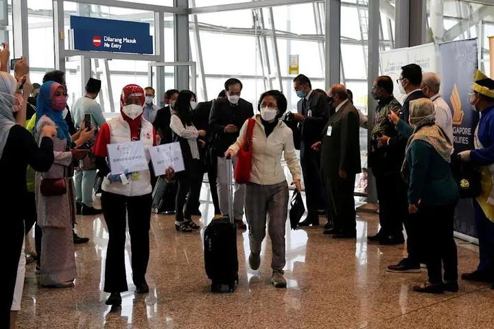 中国入境旅客增加1次检测！2名新航乘客感染奥密克戎 ，新加坡紧急收紧边境！ - 知乎