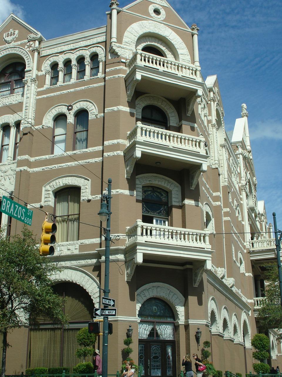 住宅底商怎么卖