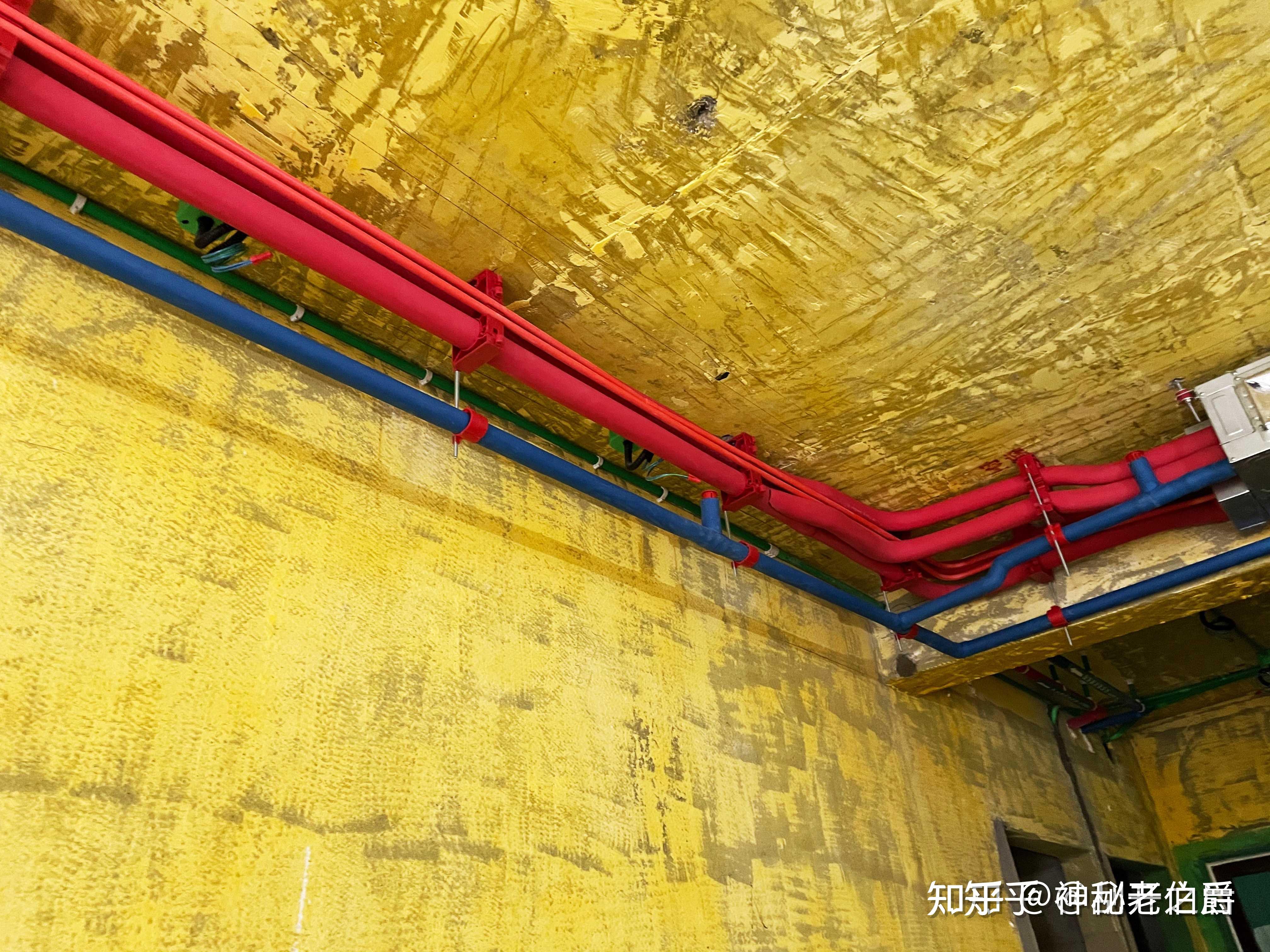 家里中央空调冷媒管这样安装是否可行