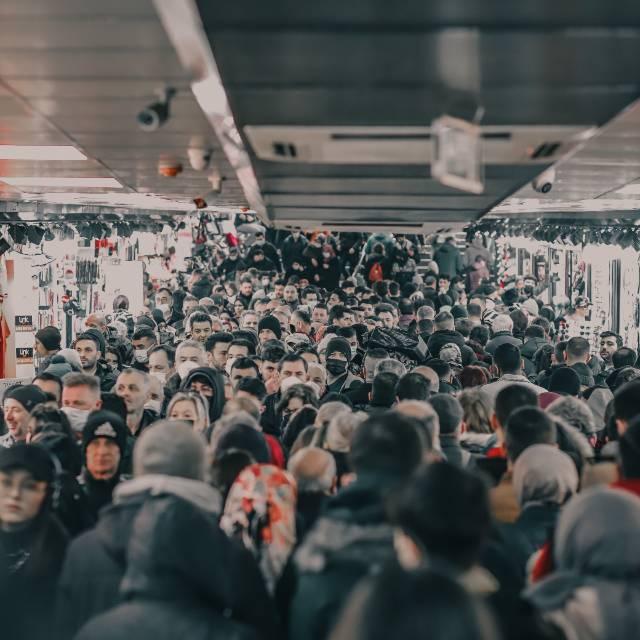 周围吵成一片时，我怎么还能一下听见有人叫我的名字？