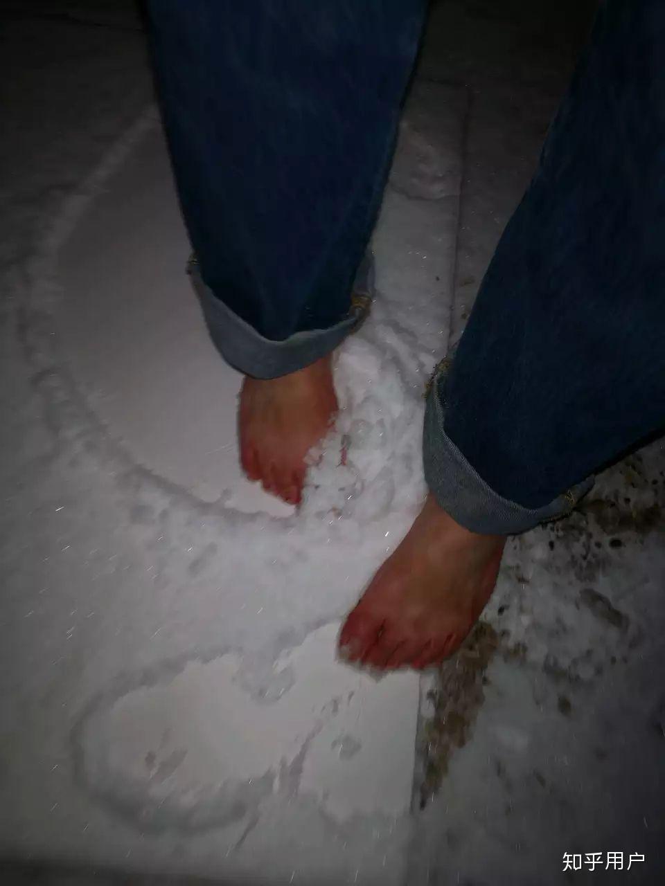光脚踩雪地或光脚在雪地里奔跑是什么体验