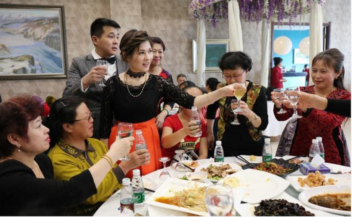家人聚餐不会敬酒可不行,试试4句敬酒词,有礼貌又能让亲人开心 - 知乎