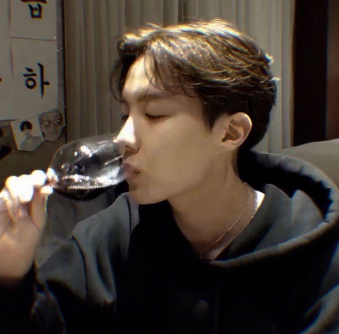 有没有防弹少年团帅气的喝酒图片,动图也可?