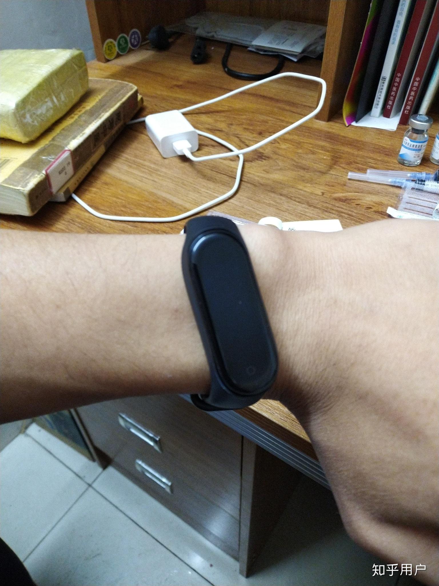 为什么小米4手环的腕带看起来是斜的? - 知乎