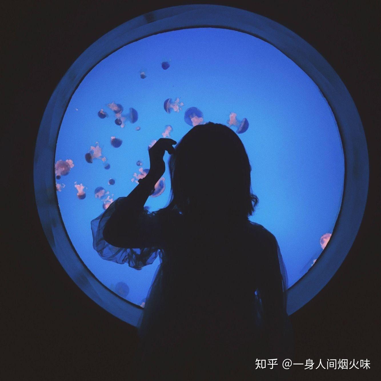 求一对背景是又大又圆的月亮的情侣头像