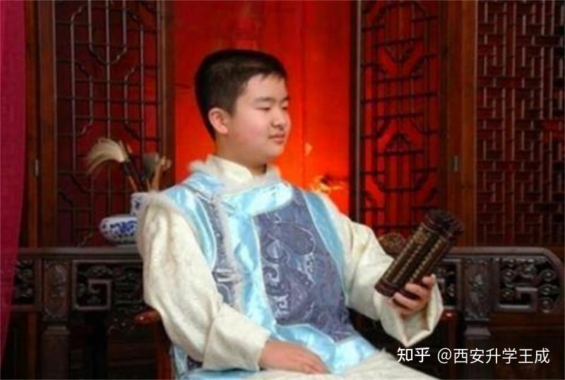 2011年五道杠少年官相十足,13岁用稿费捐款后来如何?高考477分 - 知乎