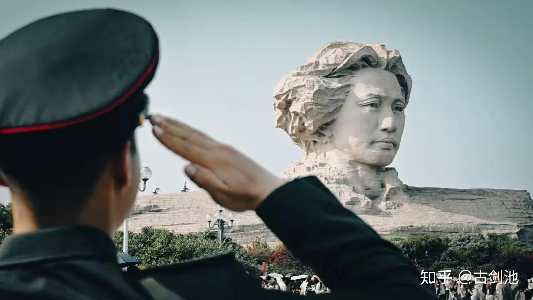 公孙九娘祠正殿,供奉的正是那位血衣才女