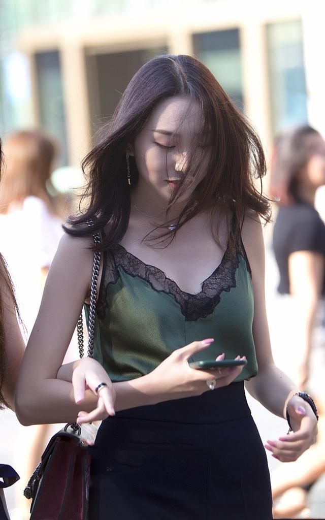 街拍两位穿着清凉的小姐姐互瞧胸部是在比谁的大么