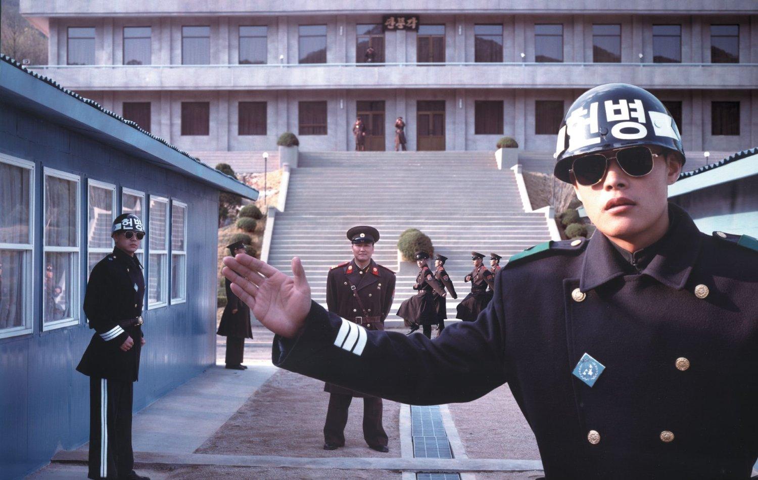 板门店一些戴黑色钢盔的韩国士兵为什么双手紧握拳?