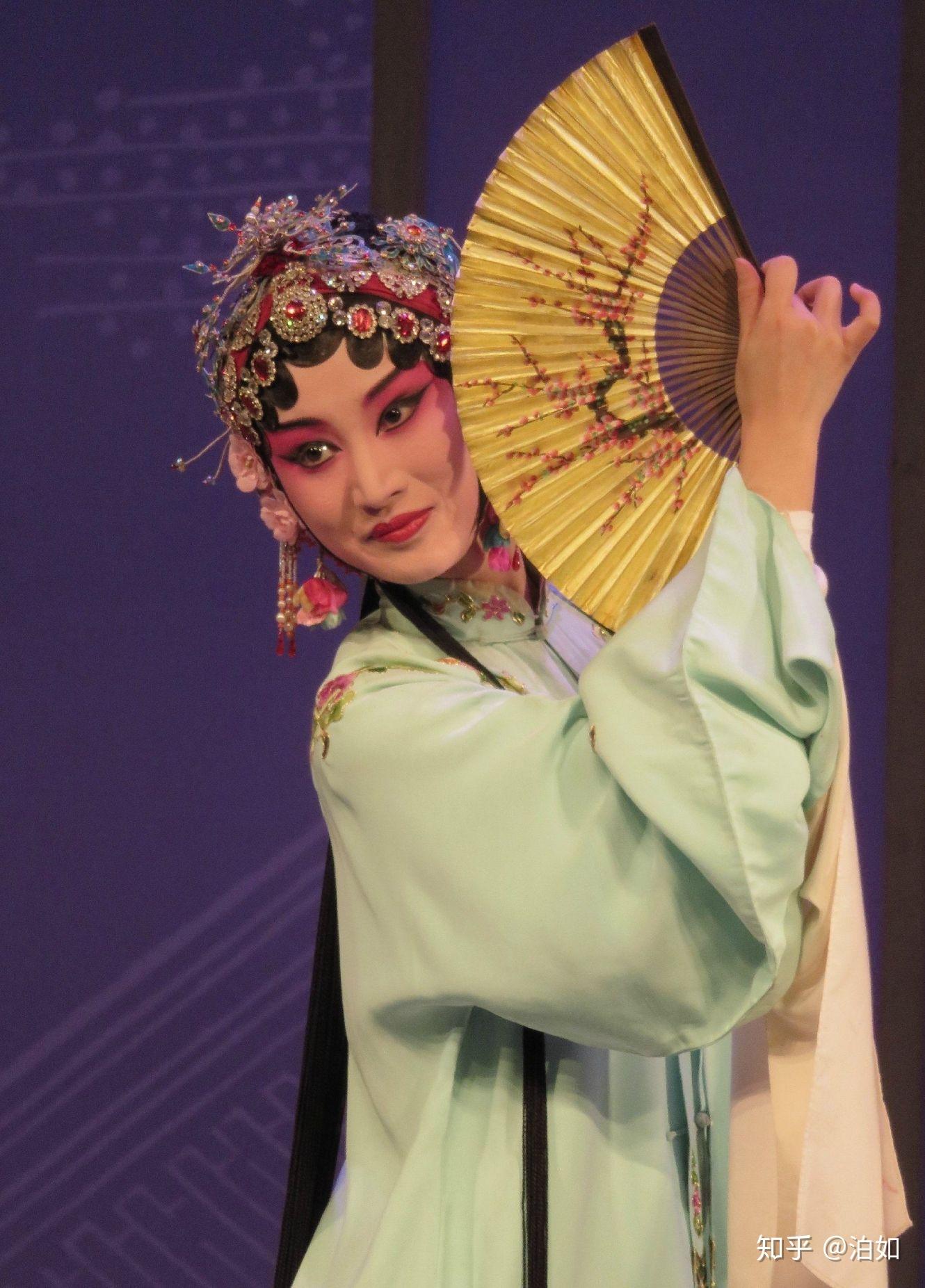 昆曲中如何用扇?用扇的动作,最好能配图?