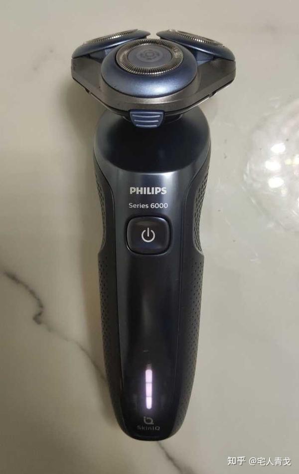 飞利浦s6688看看我服役六七年的飞科,似乎不是一个时代的产物……要不