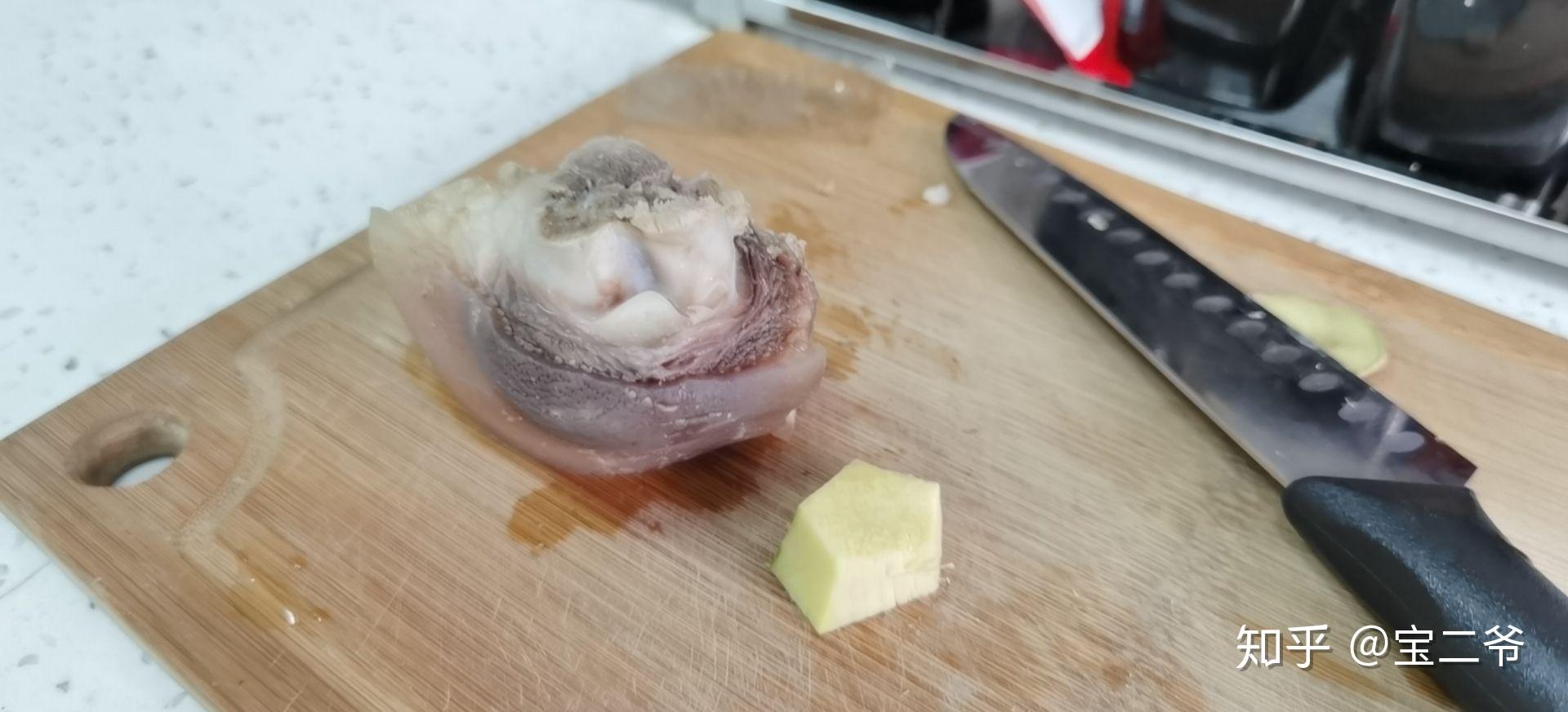猪蹄焯水后肉也变黑了血水也是绿色的是什么原因