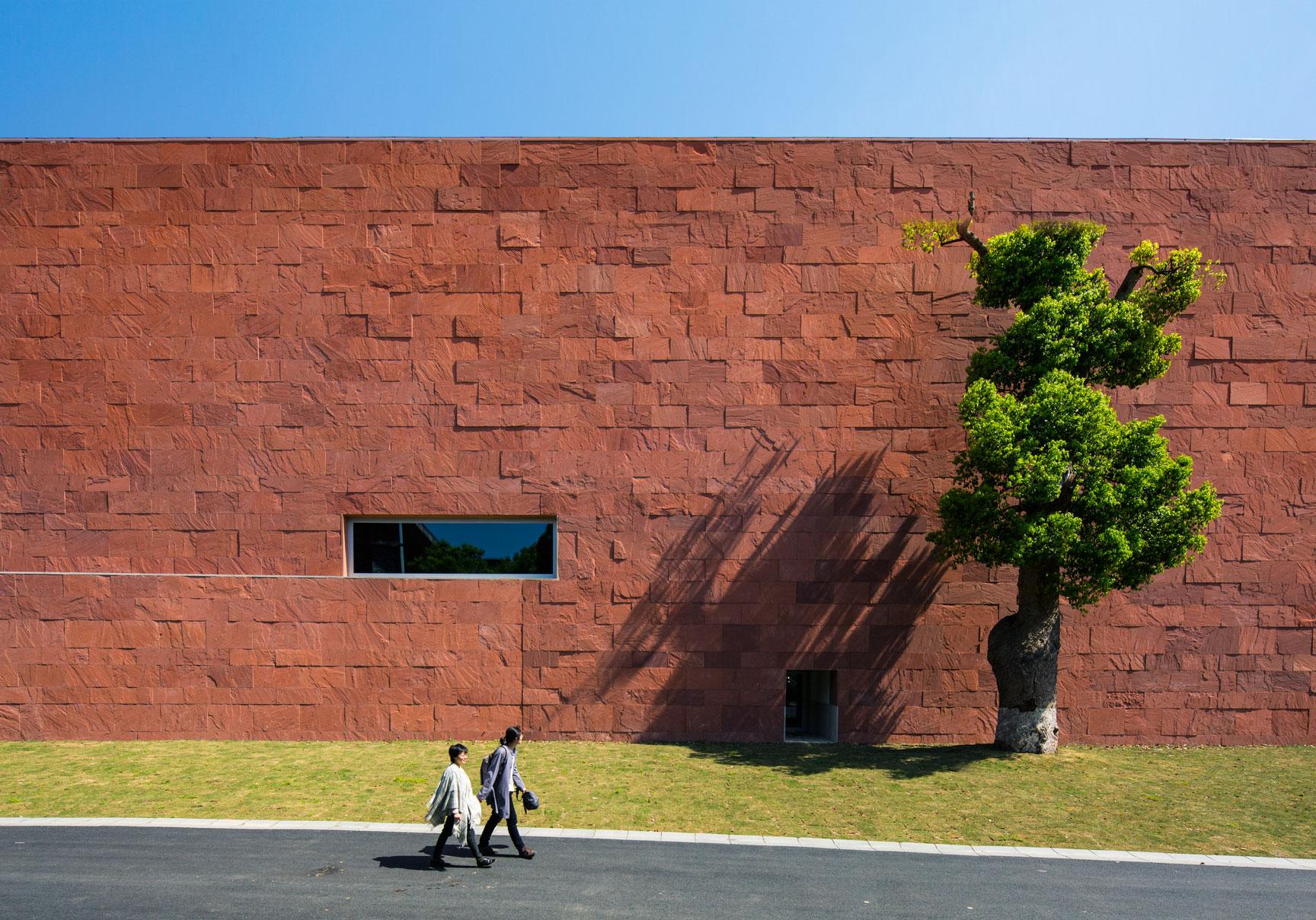 如何评价阿尔瓦罗西扎设计的中国美术学院象山校园的中国国际设计博物