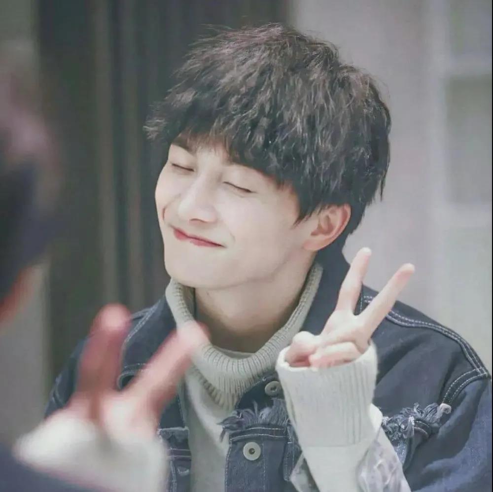 手机里有什么周深超级好看的壁纸头像分享? - 知乎