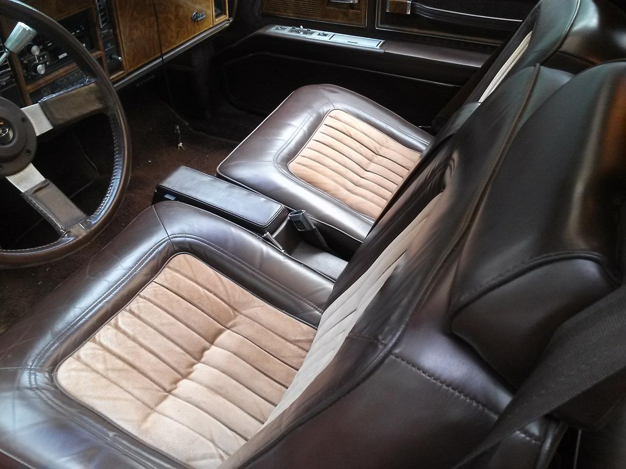 米色内饰配灰脚垫