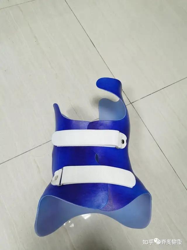 带脊柱支具穿衣会很明显吗