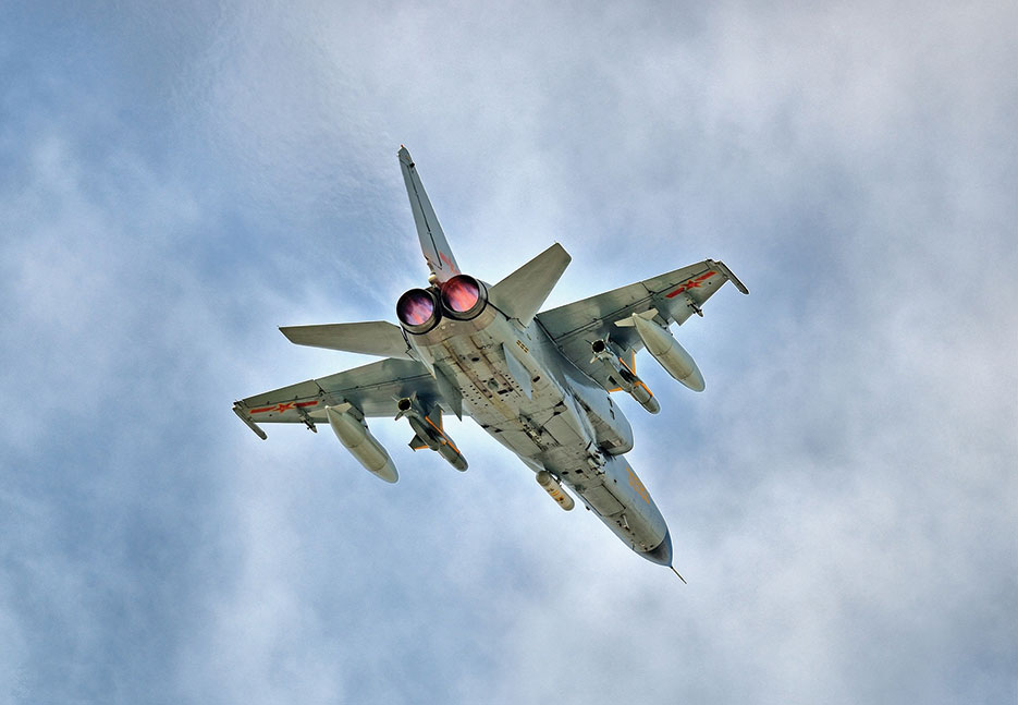 请问这架 飞豹 右侧机翼下挂载的卵形头长条圆柱体是什么装备?