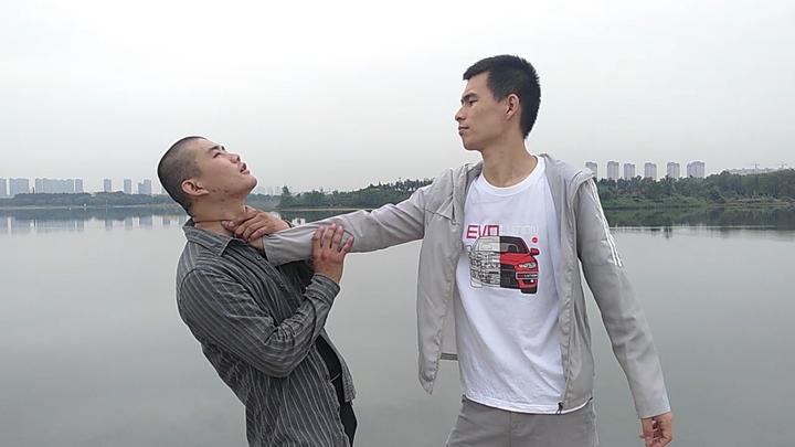 坏人用力掐住你的脖子,要这样去反击,科学实用