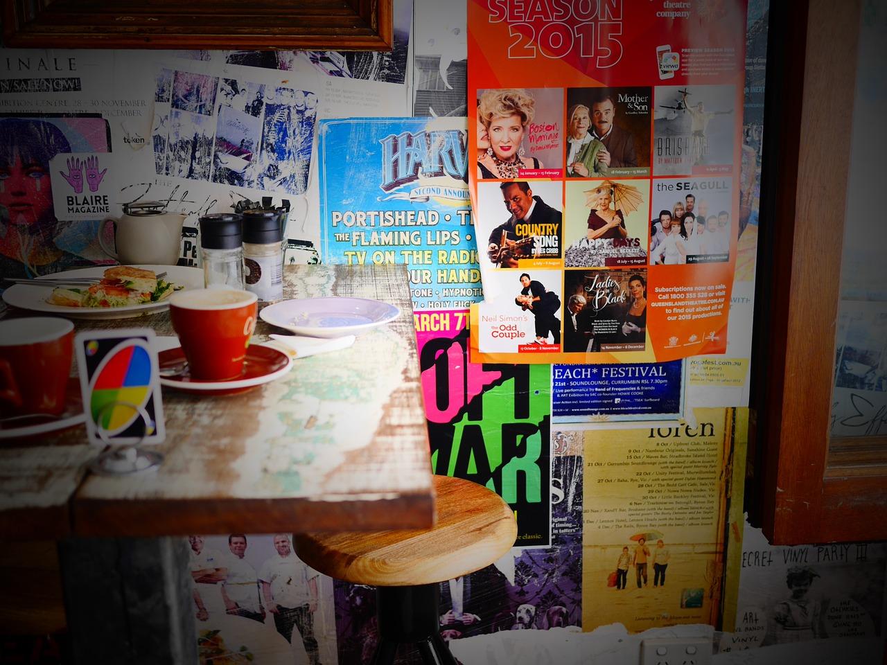 3. 艺术画作点缀