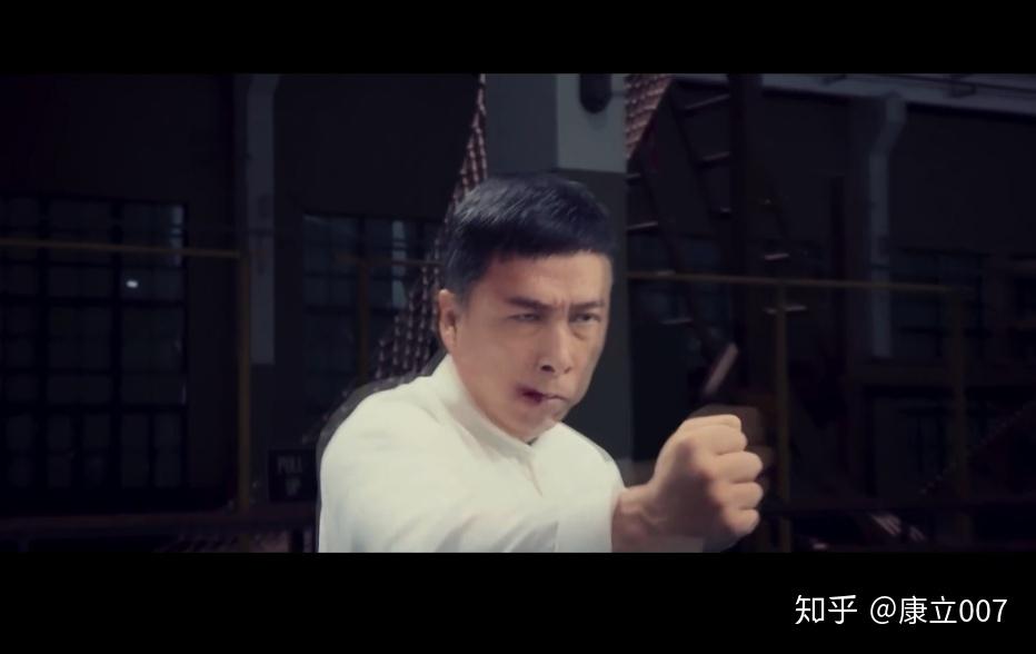 看叶问4的时候,叶问跟巴顿打到最后明显看得出嘴巴鼓着,憋着一口气,这