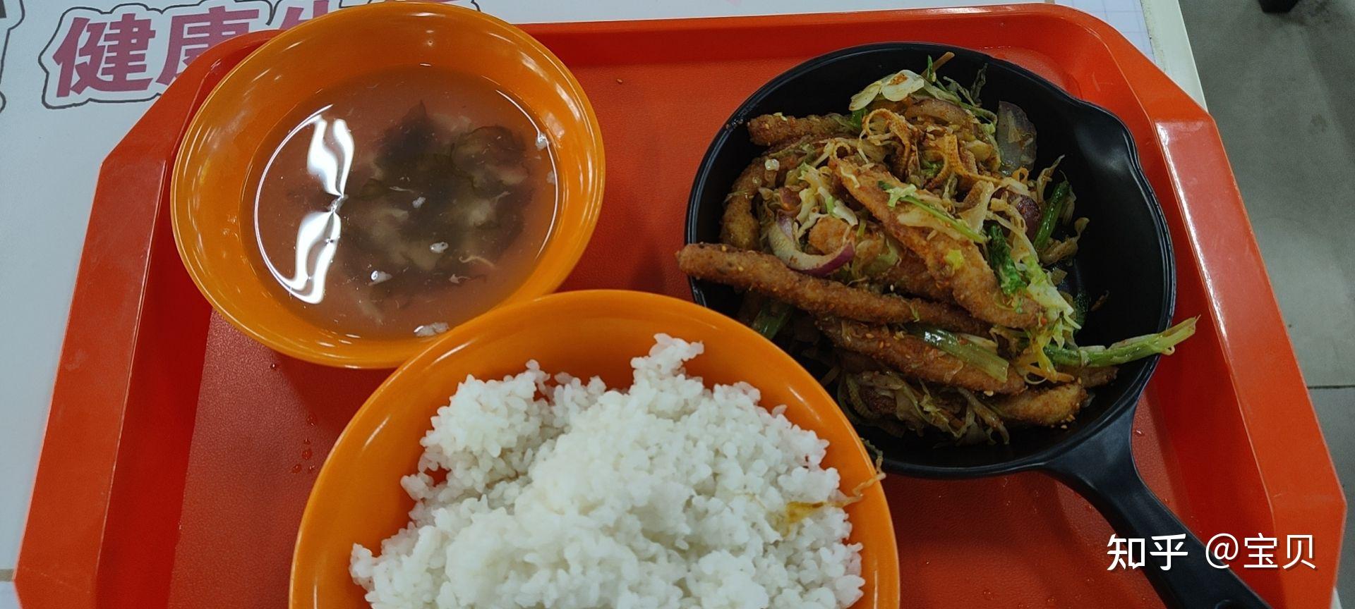 在黑龙江大学里就餐是一种怎样的体验?有什么推荐的食堂和美食?