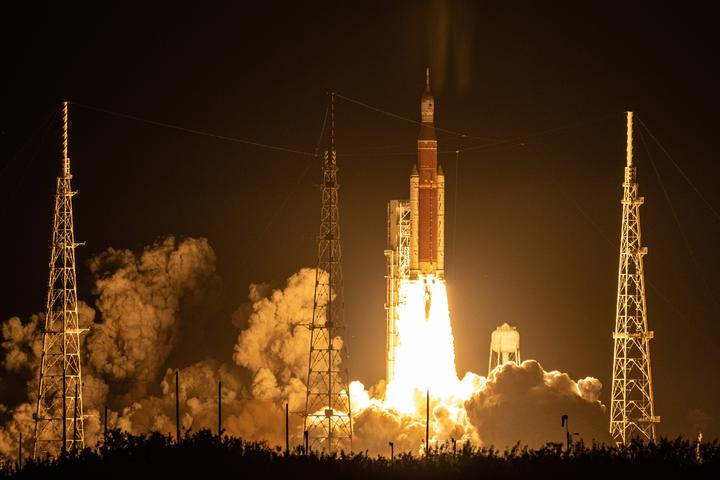 【快讯·国际航天】SLS成功发射！首飞成功！重返月球的“阿尔忒弥斯”计划拉开帷幕 - 知乎