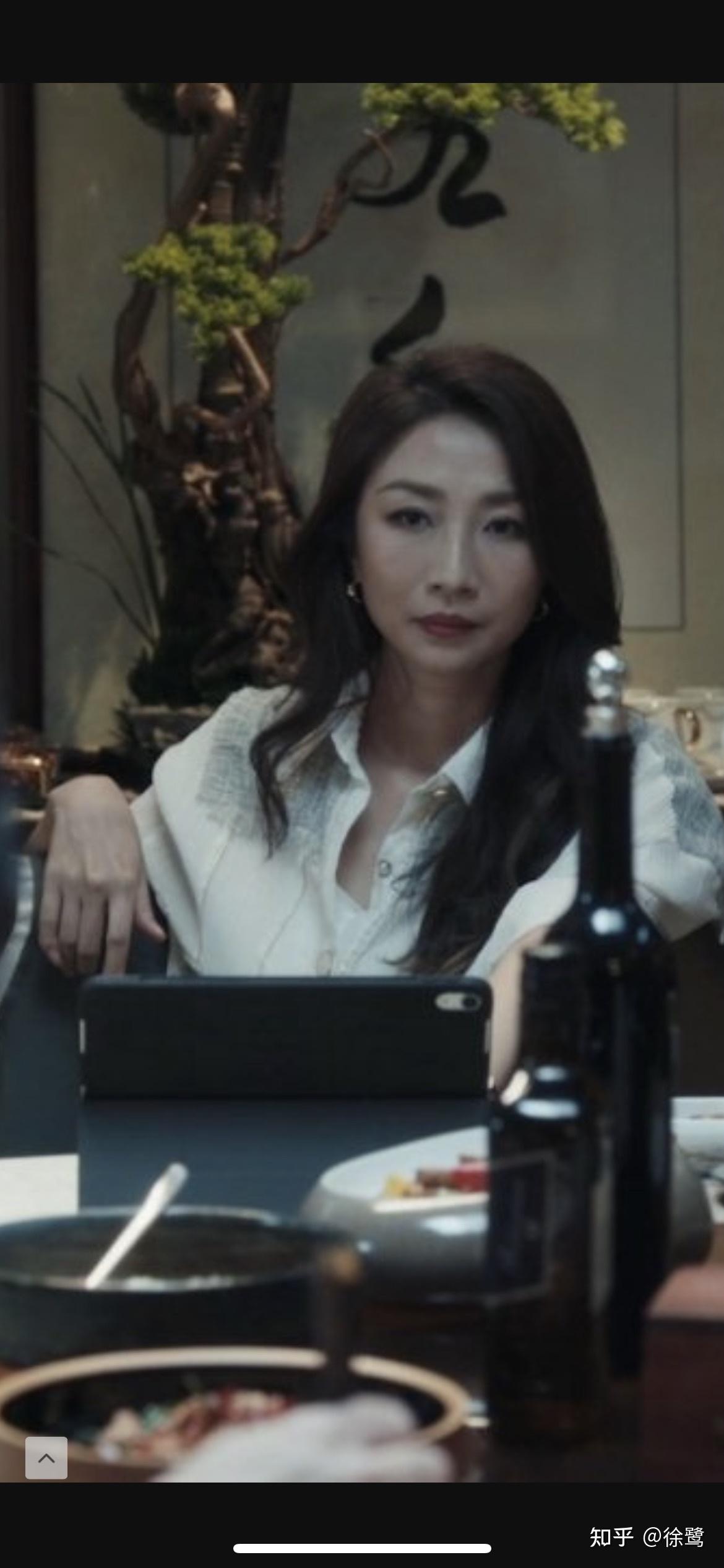 《扫黑风暴》中郑毅红(高明远收养的女儿)的哪些穿搭值得借鉴?