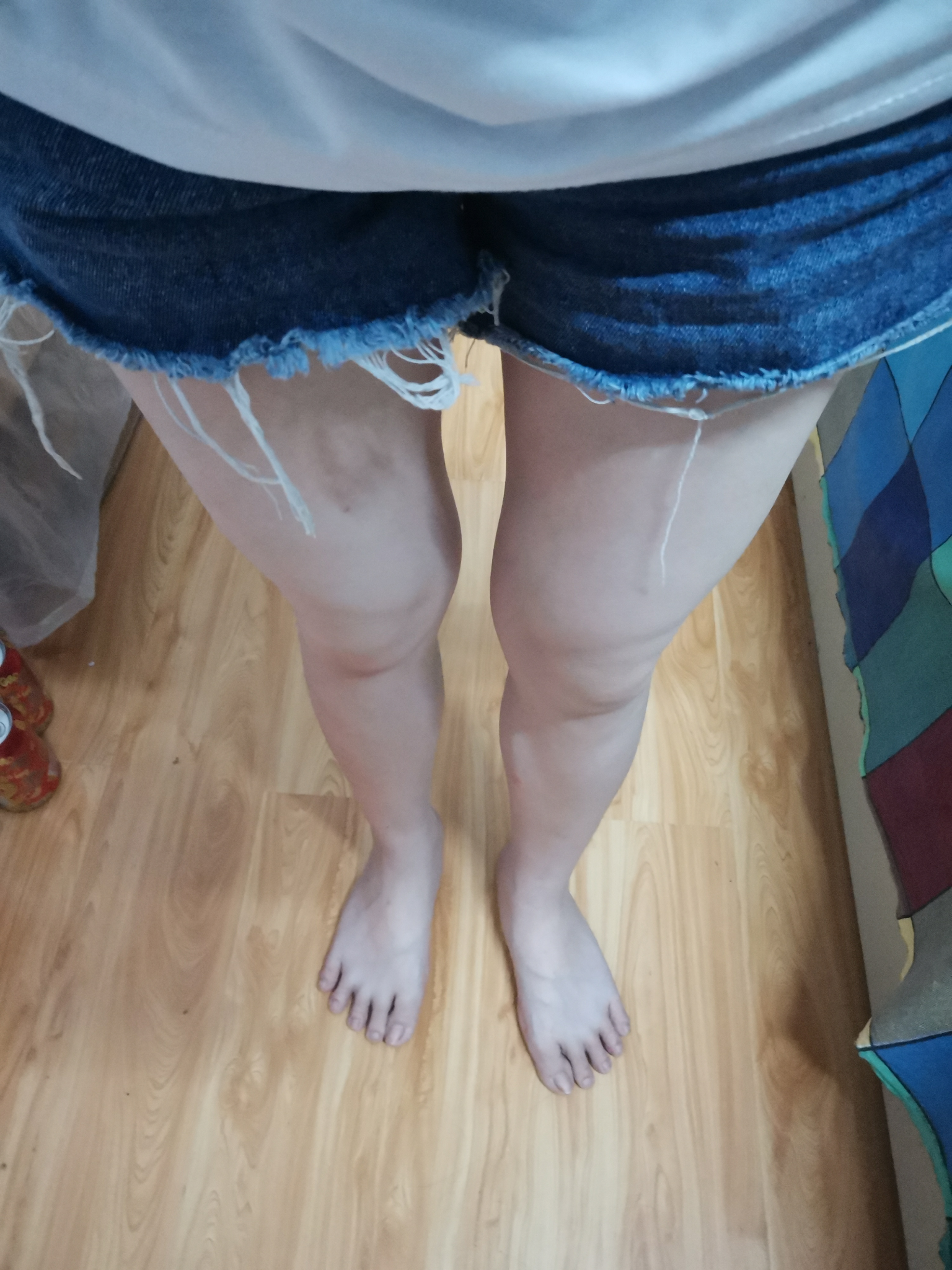 镜子里的腿,手机后置照出来的腿和自己俯视的腿哪个更接近别人眼中的