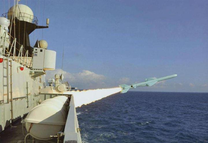 传奇的东方飞鱼家族中国鹰击8系列反舰导弹小叙