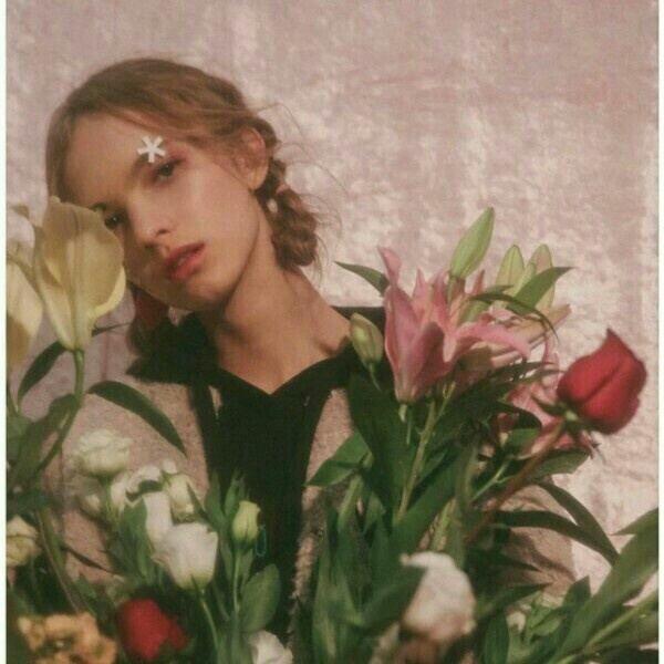 有没有人有抱着花的女生头像