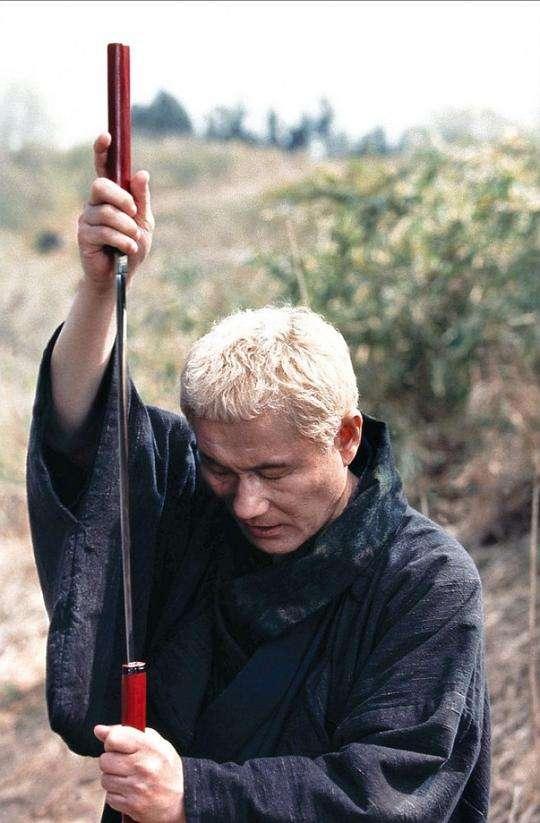 座头市里北野武扮演的盲剑客是真瞎还是装瞎为什么要这样设置