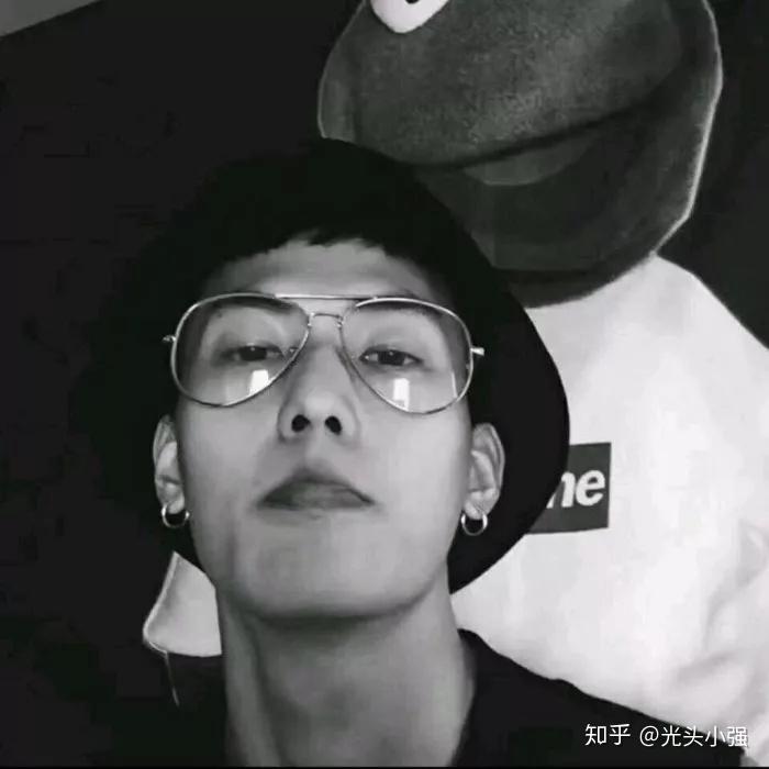 有没有金发戴眼镜高清图片男生的头像? - 知乎